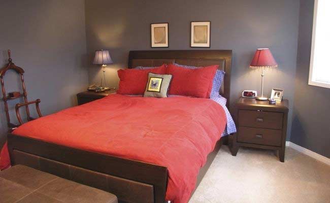 How To Arrange A Small Bedroom With A Queen Bed